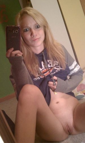 eating pussy selfie